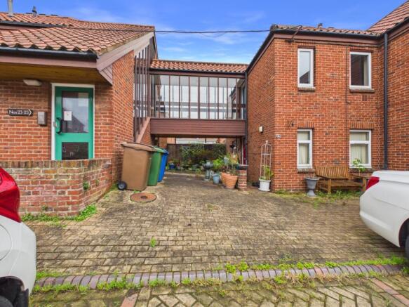 2 bed property, in Southgate, £85,000