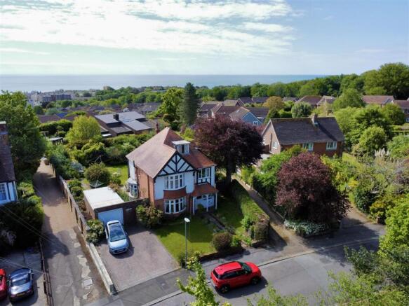 5 bed property, in Amherst Gardens, £675,000