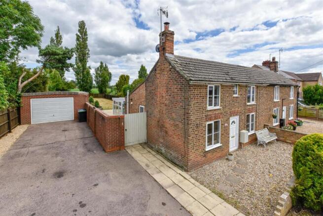 2 bed property, in Main Street, £235,000