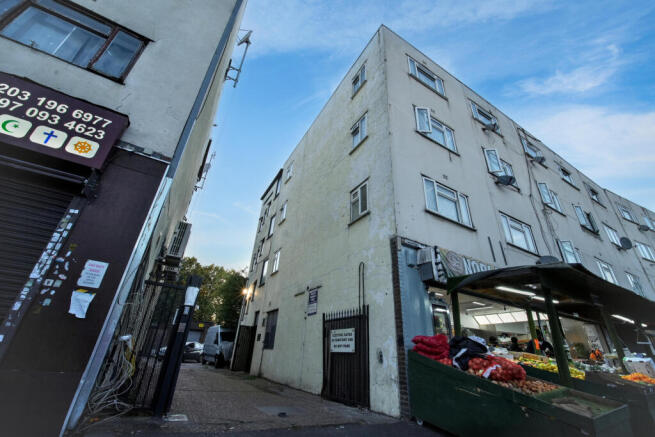2 bed property, in Monarch Parade, £160,000