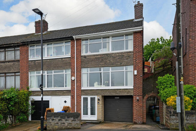 2 bed property, in Standon Crescent, £155,000