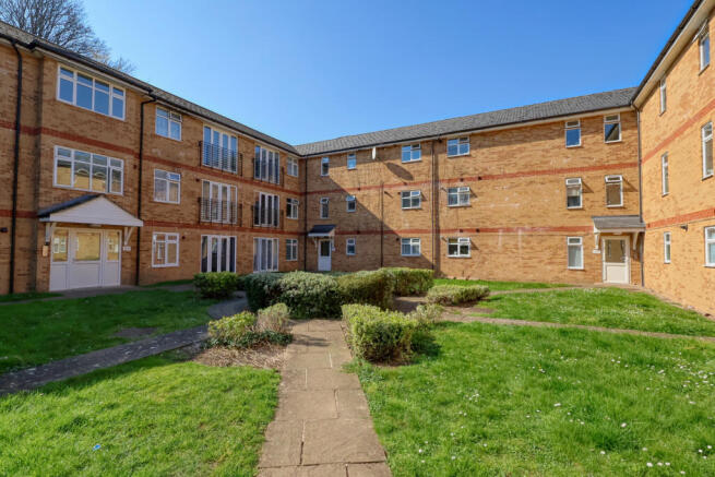 1 bed property, in Temple End, £125,000