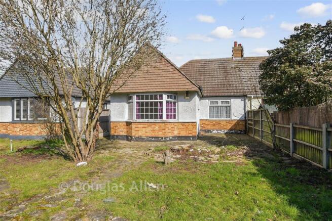 3 bed property, in Arterial Road, £325,000