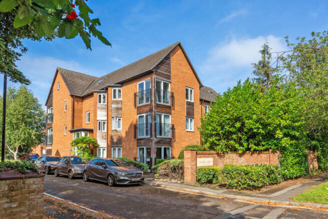 2 bed property, in Burton Croft, £150,000