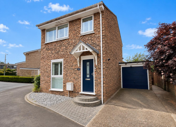 3 bed property, in Bedford Close, £325,000