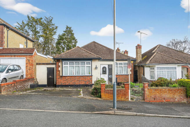 2 bed property, in Cranbourne Road, £650,000