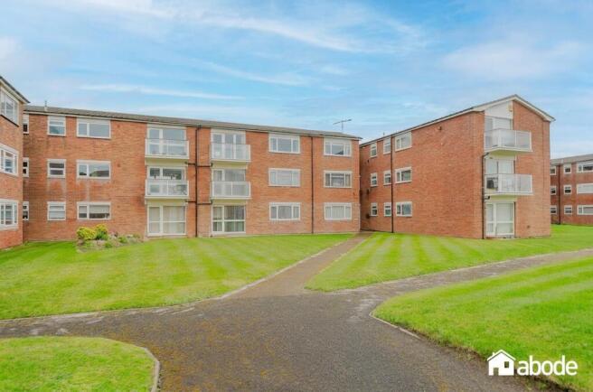 2 bed property, in The Serpentine South, £220,000