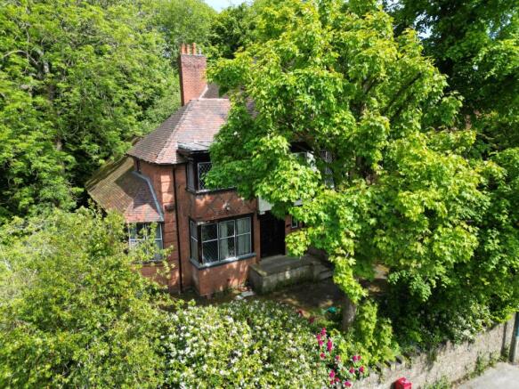 6 bed property, in Mottram Road, £600,000