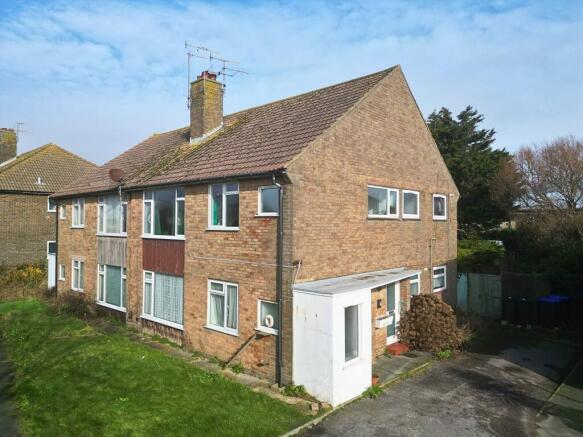 2 bed property, in Brougham Road, £260,000