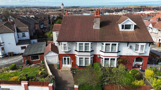 5 bed property, in Claremount Road, £390,000