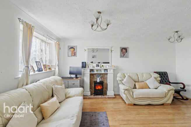 4 bed property, in Kelvin Gardens, £425,000