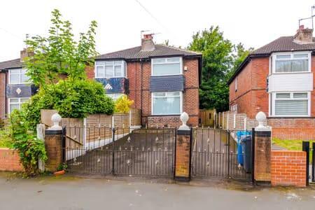 2 bed property, in Monsall Road, £190,000