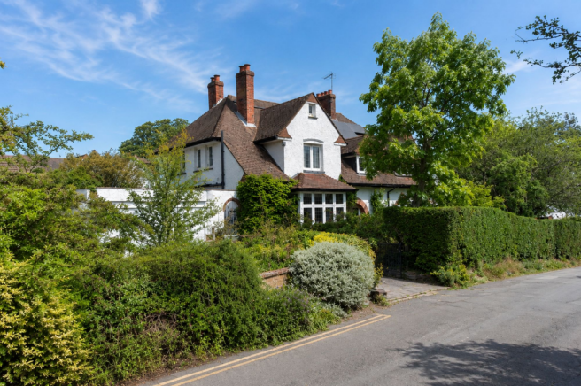 4 bed property, in The Mead, £1,295,000