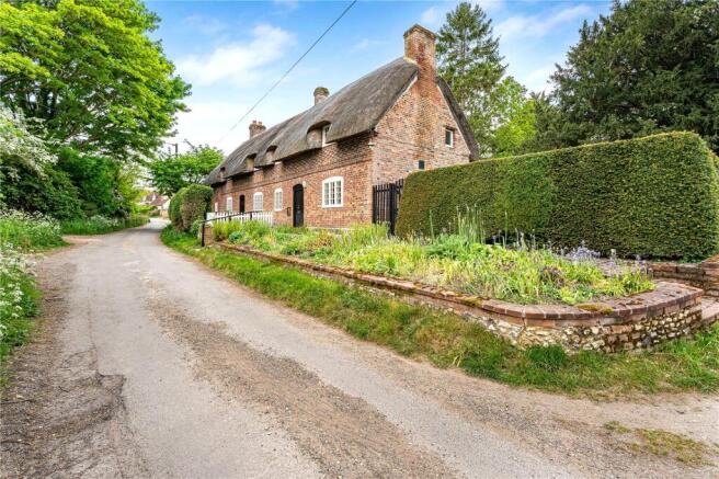 2 bed property, in Aston Rowant OX49, £625,000