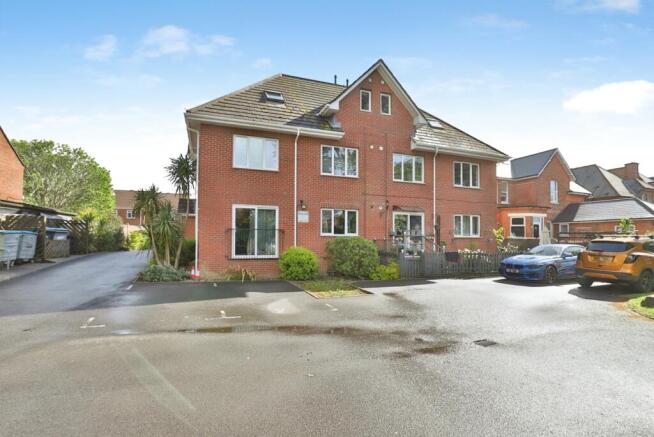 2 bed property, in Hamilton Road, £125,000