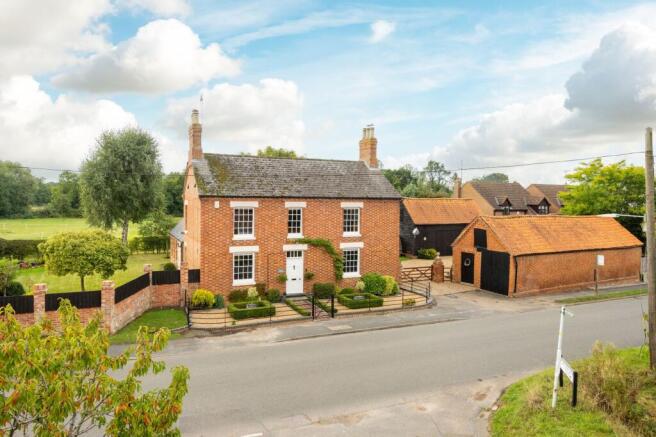 4 bed property, in High Street, £900,000