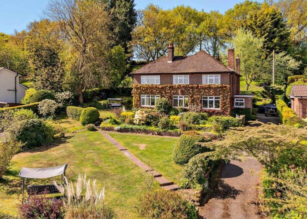 4 bed property, in The Ridge, £795,000