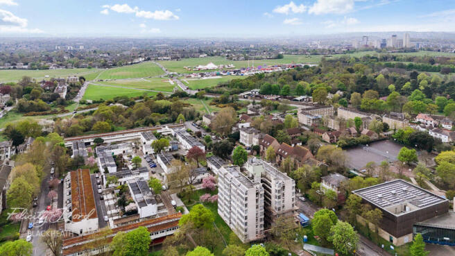 2 bed property, in Westcombe Park Road, £350,000