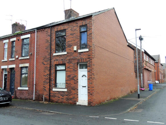 2 bed property, in Bartlett Street, £119,000