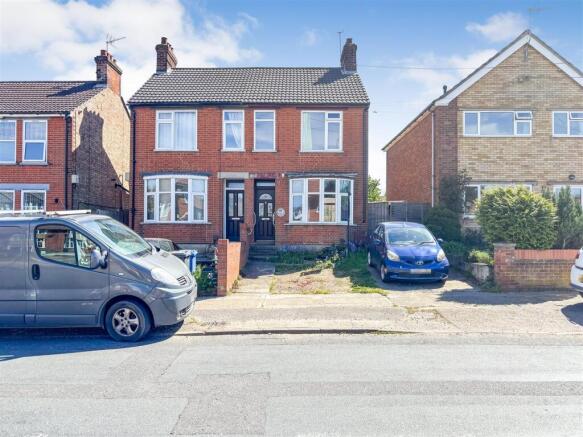 3 bed property, in Hadleigh Road, £180,000