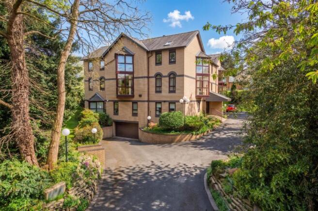 3 bed property, in Woodville Road, £575,000