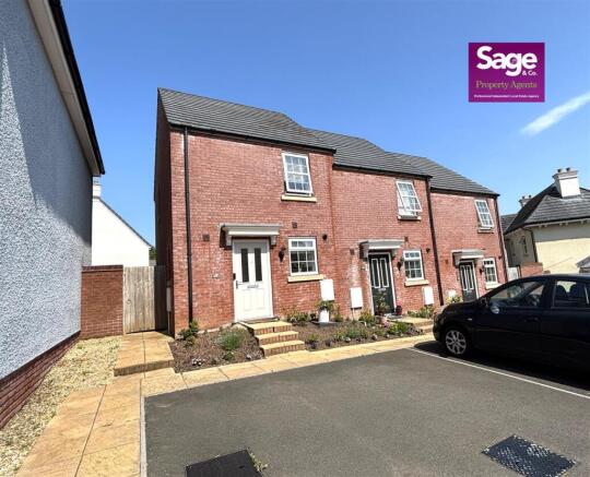 2 bed property, in Cilgant Ceinwen, £220,000