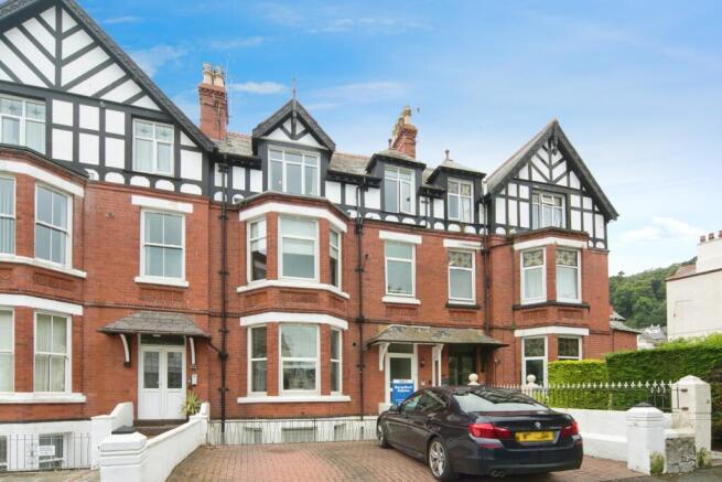 2 bed property, in Clement Avenue, £180,000