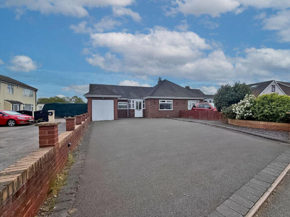 2 bed property, in Olde Hall Lane, £325,000