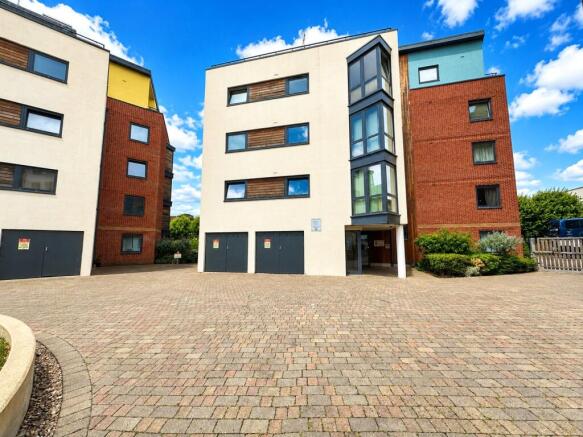 2 bed property, in Southwell Park Road, £200,000