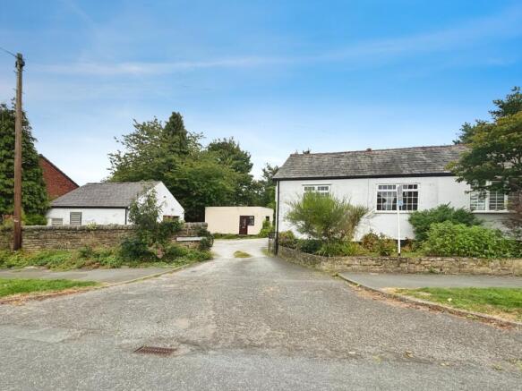2 bed property, in Knott Lane, £200,000