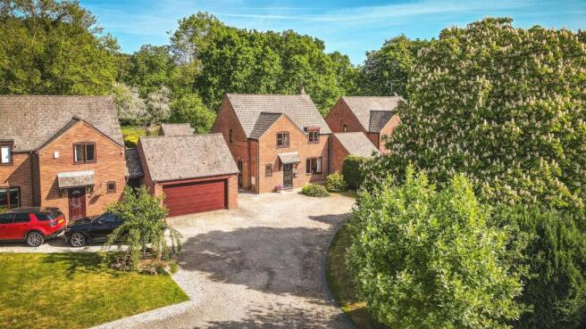 4 bed property, in Grove Close, £550,000