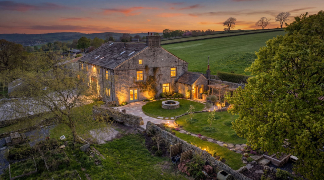 5 bed property, in Near Woodside Farm, £1,250,000