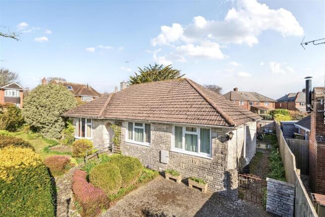 3 bed property, in Grosvenor Crescent, £495,000