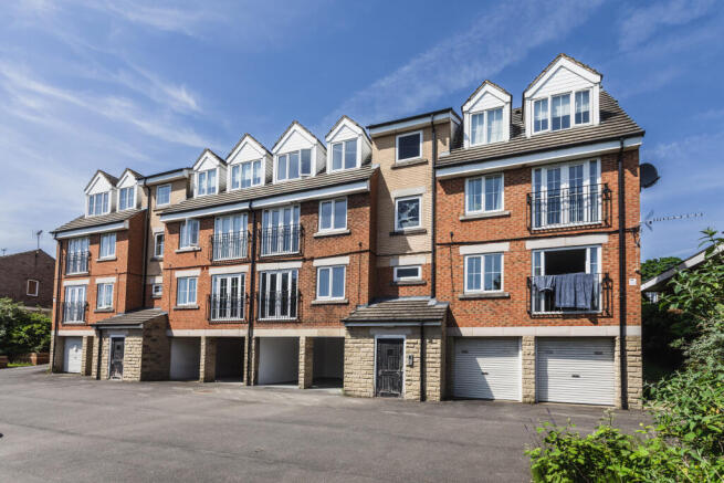 2 bed property, in Woodhouse Road, £78,000
