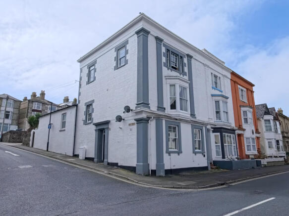 1 bed property, in High Street, £118,000