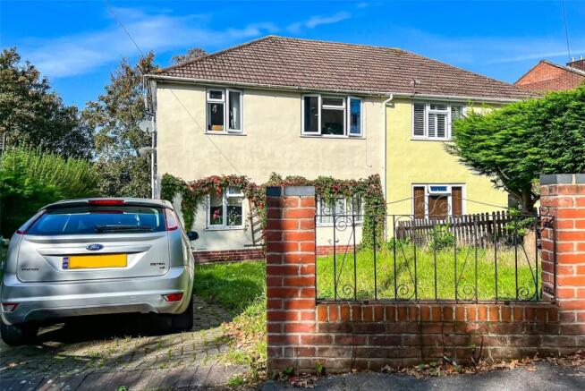 2 bed property, in Peartree Close, £135,000