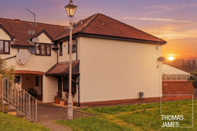 2 bed property, in Firs Wood Close, £435,000