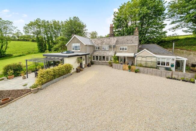 6 bed property, in Milton Abbot, £765,000