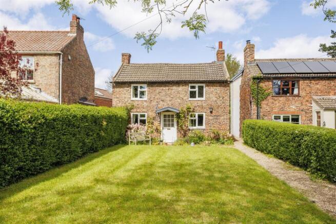 3 bed property, in Main Street, £450,000