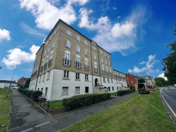 2 bed property, in Circular Road South, £170,000
