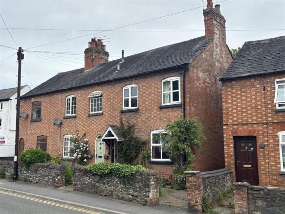 2 bed property, in Main Street, £180,000