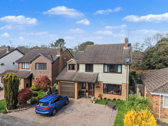 5 bed property, in Vine Farm Close, £635,000
