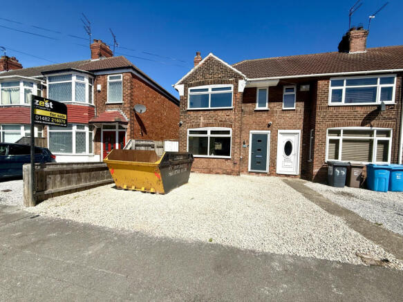 3 bed property, in Welwyn Park Road, £135,000