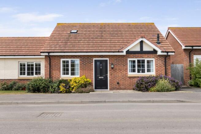 2 bed property, in Blackthorne Avenue, £185,000