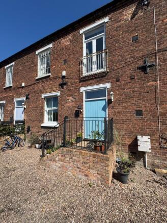 3 bed property, in Horsehay Court, £190,000