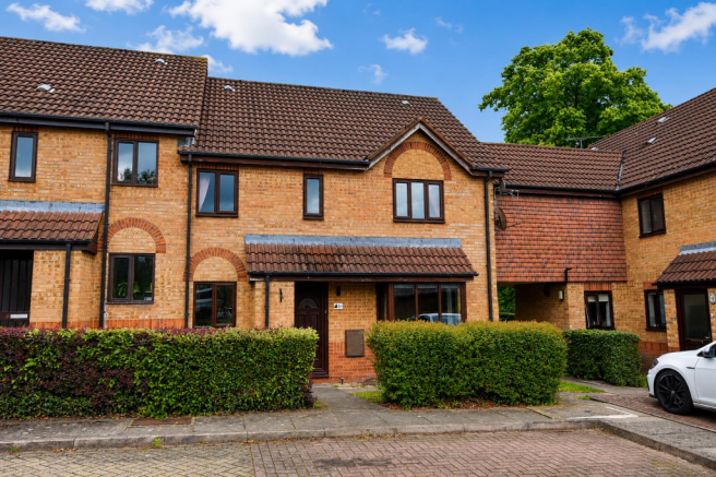 2 bed property, in Apple Tree Close, £238,500