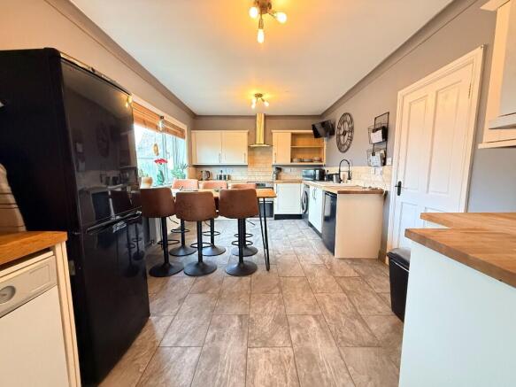 3 bed property, in The Turnpike, £325,000