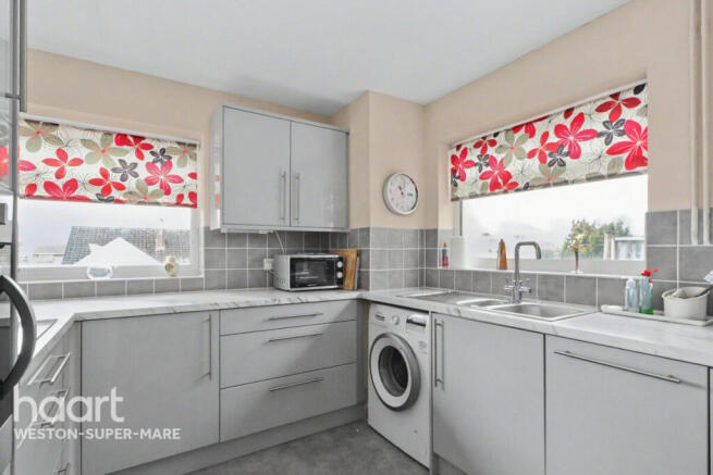 2 bed property, in Tormynton Road, £270,000