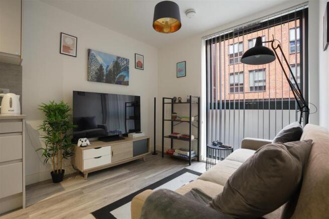 1 bed property, in Henry Street, £90,000