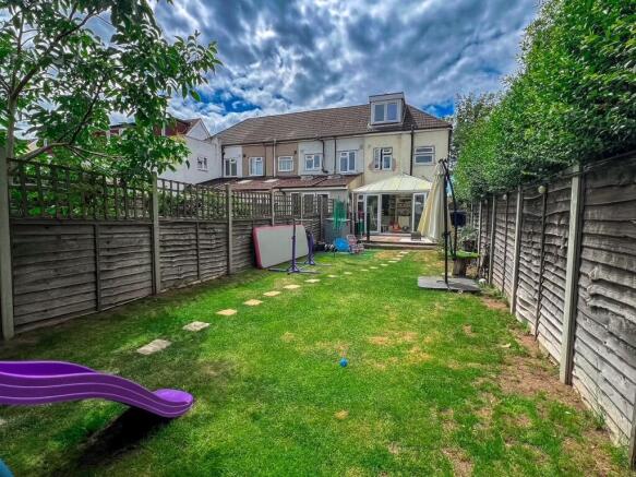2 bed property, in First Avenue, £425,000